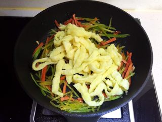 16、莴笋火腿炒面筋,加入熟面筋