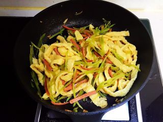 17、莴笋火腿炒面筋,翻炒均匀即可