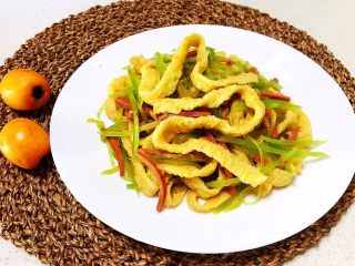 18、莴笋火腿炒面筋,莴笋火腿炒面筋出锅了~