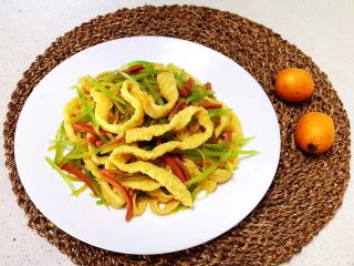 19、莴笋火腿炒面筋,莴笋火腿炒面筋清淡适宜，面筋口感筋道，莴笋清脆，火腿鲜香，多种食材的美妙结合，极大的满足了味蕾的需求和渴望，这道创意菜品非常独特，食材简单，做法简单，味道美极了