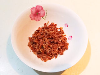 4、芝士火腿三明治,把火腿肠切成小丁