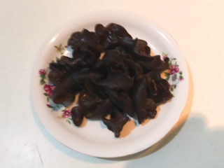 5、芝士火腿三明治,木耳提前泡发好,清洗干净