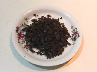 6、芝士火腿三明治,把木耳切成小丁