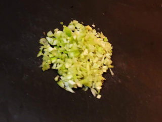 7、芝士火腿三明治,大葱切成末