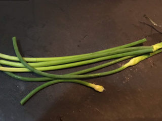 8、芝士火腿三明治,蒜台清洗干净