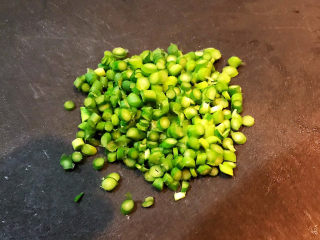 9、芝士火腿三明治,把蒜台切成小丁