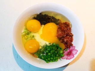 11、芝士火腿三明治,加入鸡蛋液,加入料酒