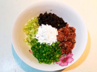 10、芝士火腿三明治,把切好的食材放入大碗里,加入玉米淀粉