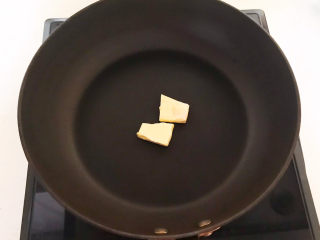 14、芝士火腿三明治,炒锅烧热后加入无盐黄油