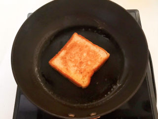 15、芝士火腿三明治,黄油融化后加入吐司,煎至两面金黄即可