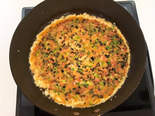 16、芝士火腿三明治,另起锅,炒锅烧热后加入玉米油,油烧热后加入火腿鸡蛋液