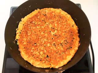 17、芝士火腿三明治,煎至两面金黄,出锅后切成4片