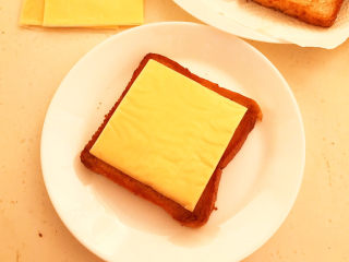 18、芝士火腿三明治,煎好的吐司上面加入芝士片