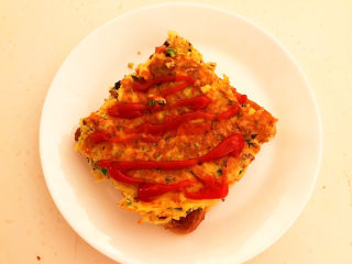 20、芝士火腿三明治,在火腿鸡蛋饼上面加入番茄酱