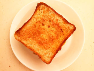 21、芝士火腿三明治,在盖上一片煎好的吐司即可