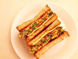 22、芝士火腿三明治,把吐司从中间切开即可,芝士火腿三明治做好了~