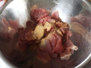 2、椒盐小酥肉,加入生抽，胡椒粉，姜粉，盐。