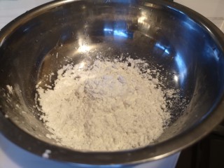 3、椒盐小酥肉,盛出小半碗儿淀粉。