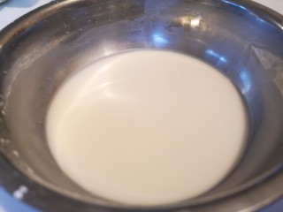 4、椒盐小酥肉,加入水，让淀粉冲充分融化。之后静放，让他分层。