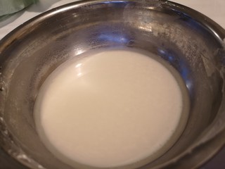 5、椒盐小酥肉,等淀粉水分层之后，把上面清澈的水倒掉，留下底层的面糊。