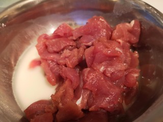 6、椒盐小酥肉,里脊肉放入面糊中。