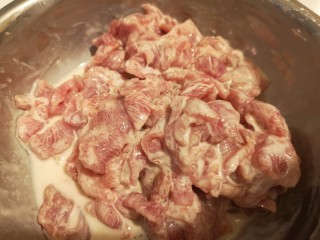 7、椒盐小酥肉,充分搅匀。放置十分钟。
