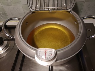 8、椒盐小酥肉,油锅加入油，140度开炸。