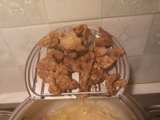 9、椒盐小酥肉,炸好的酥肉空掉多余的油。