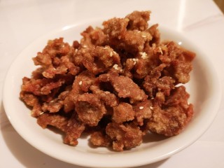 10、椒盐小酥肉,中牌儿撒上白芝麻和花椒粉。