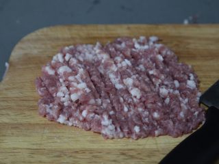 2、臊子面,猪肉剁成肉糜