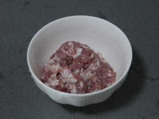 3、臊子面,放入碗中