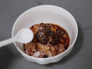 5、臊子面,再加入少许白糖和盐