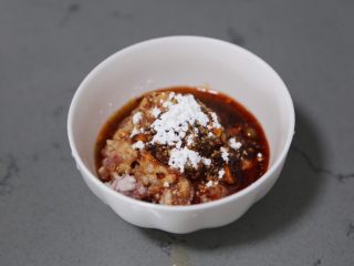 6、臊子面,再加入淀粉和少许水，因为肉糜不能太干