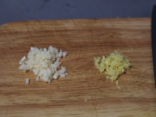 8、臊子面,腌肉的时候将姜蒜切碎末