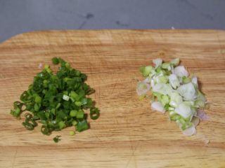 9、臊子面,葱白葱绿分开切碎