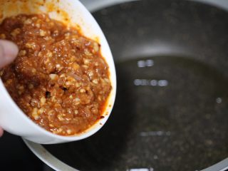 11、臊子面,锅里烧热油，下肉糜