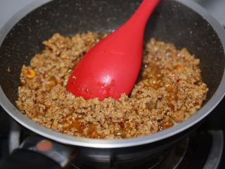 13、臊子面,炒至肉糜变色出油
