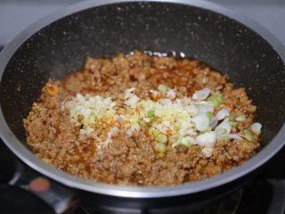 14、臊子面,加入姜蒜、葱白翻炒均匀