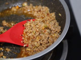 16、臊子面,关火，盛出，臊子就做好了。可以放凉后放冰箱，平时拿来炒点蔬菜