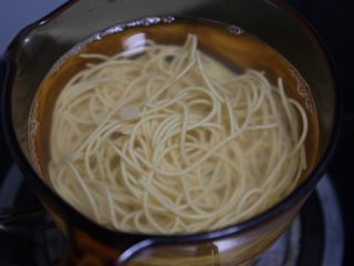 17、臊子面,锅里烧开水，放入面条煮