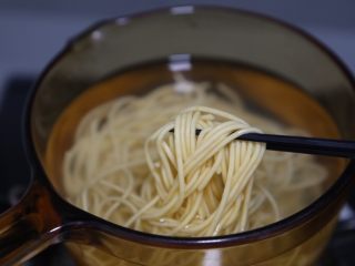 19、臊子面,将煮好的面夹出