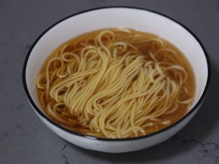 20、臊子面,放入碗中，倒入煮面的水，拌好