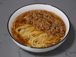 21、臊子面,表面铺上炒好的臊子