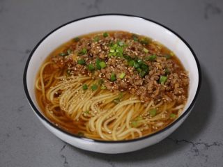22、臊子面,撒上葱花和芝麻即可