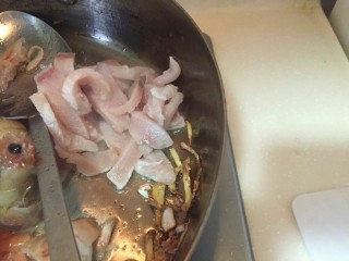 7、超鲜虾鱼片粥,放入,切好的鱼片。