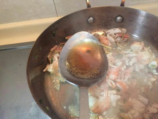 9、超鲜虾鱼片粥,放一勺料酒爆香。