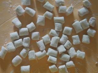 8、夏日冰爽芋圆,芋头切小段，撒木薯粉防粘