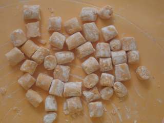 9、夏日冰爽芋圆,南瓜切小段，撒木薯粉防粘