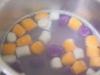 12、夏日冰爽芋圆,水开后下芋圆，煮至漂浮后再煮一分钟