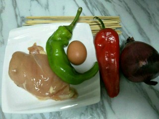 1、#咸味#缤纷低脂鸡肉串(空气炸锅版),准备食材